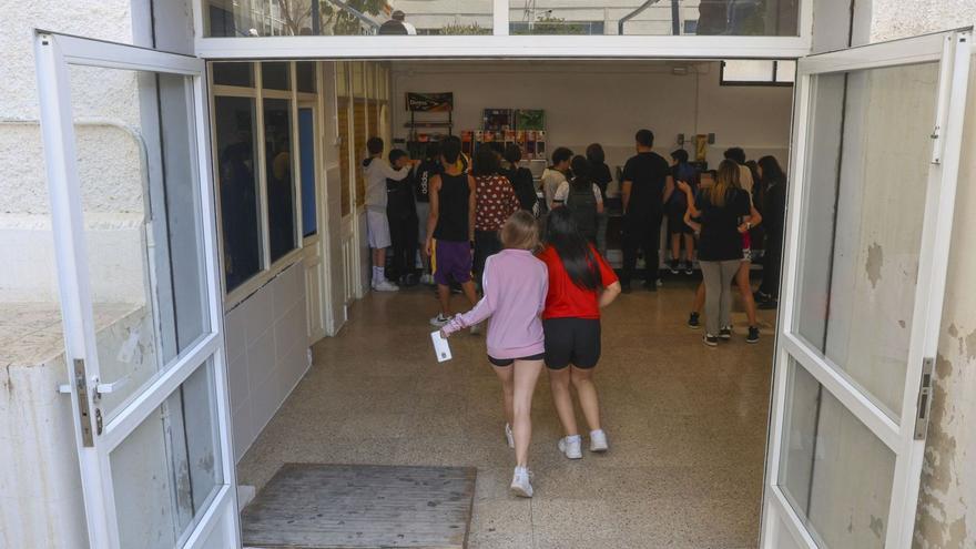 Las clases en Secundaria en Alicante superan de largo las horas lectivas de la UE