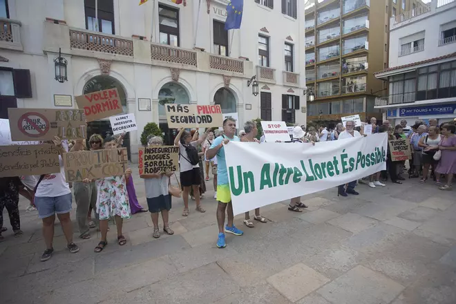 Mig miler de veïns i veïnes de Lloret de Mar es mobilitzen contra els actes incívics i el turisme "de borratxera"