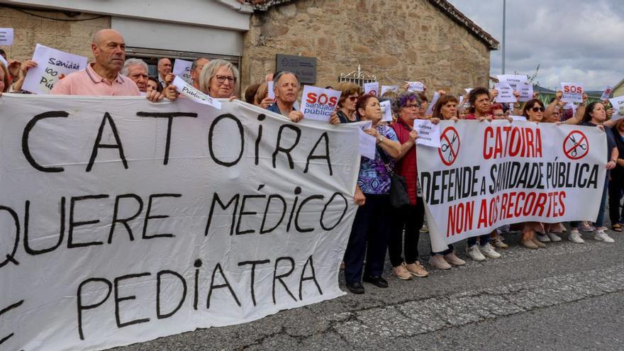 Clamor vecinal en Catoira para reivindicar personal médico