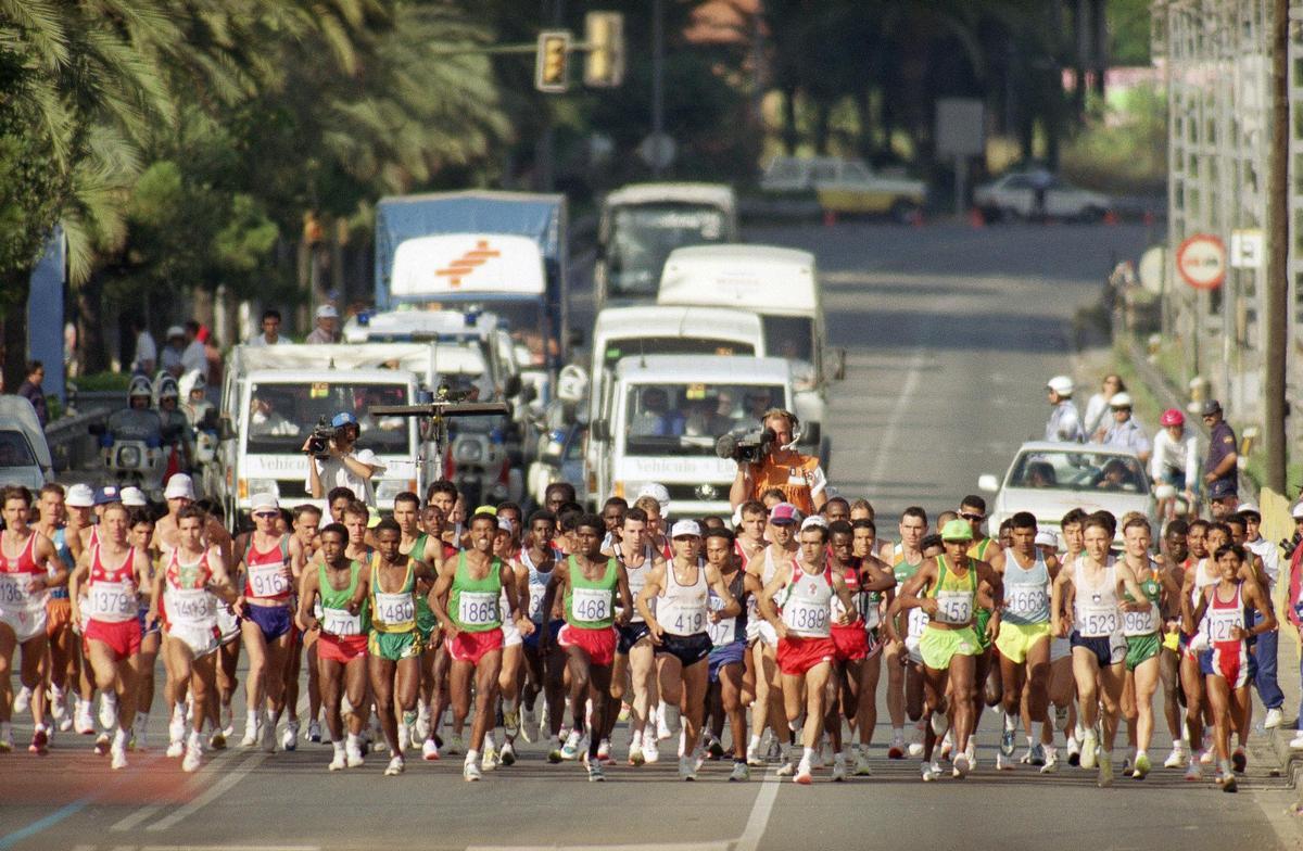 El grupo de 112 competidores en la maratón masculina corre por una calle de Barcelona, el 9 de agosto de 1992.