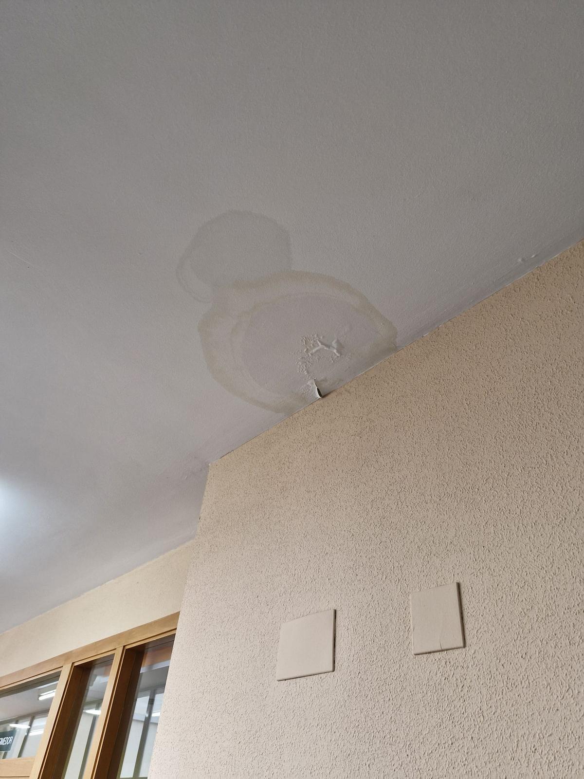 El mal estado de la residencia de mayores de Noreña, en imágenes.