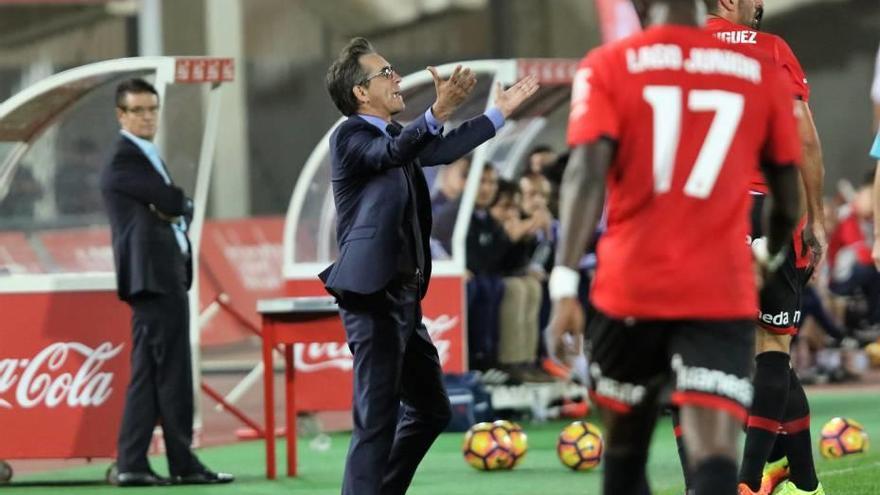 Vázquez da órdenes a sus futbolistas en presencia de Lago ayer en Son Moix.