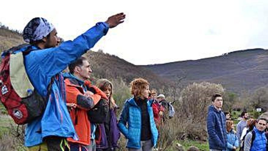 Un grupo de turistas realiza una visita en la zona de Sanabria.