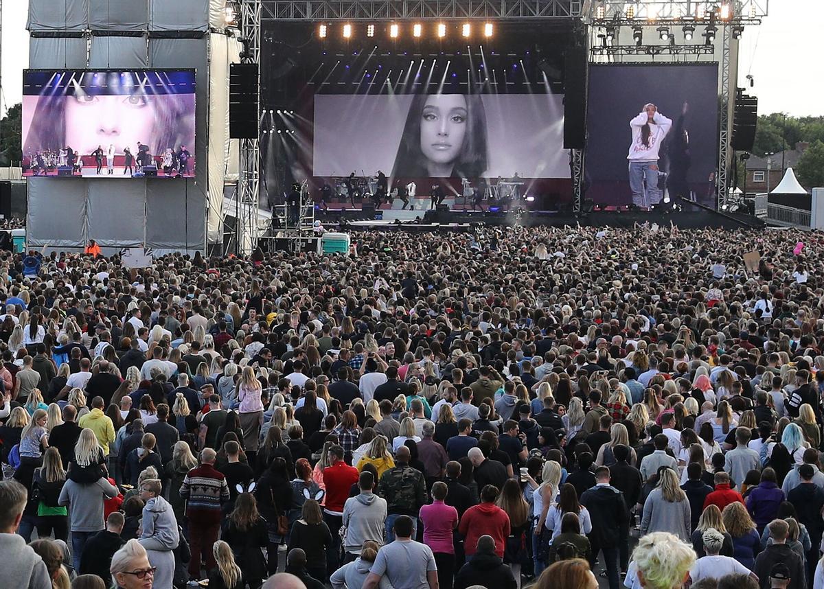 Manchester (United Kingdom), 04/06/2017.- Ariana Grande on stage during her One Love Manchester concert at Old Trafford Cricket Ground in Manchester, Britain, 4 June 2017. Grande returns to Manchester for an all-star concert as tribute to the victims of a suicide bombing attack during her previous concert at the Manchester Arena on late 22 May, that resulted in the deaths of at least 22 people and the serious injuries of dozens of others. (Atentado) EFE/EPA/NIGEL RODDIS