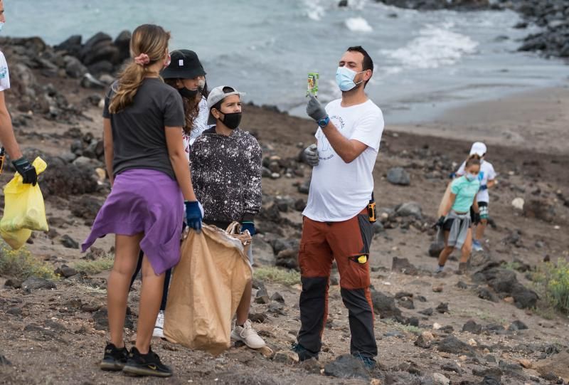 Limpieza de la playa de Las Galletas, en Tenerife