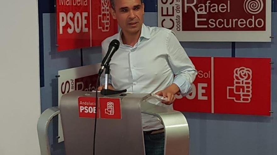 El candidato socialista, José Bernal, se dirige a los afiliados.