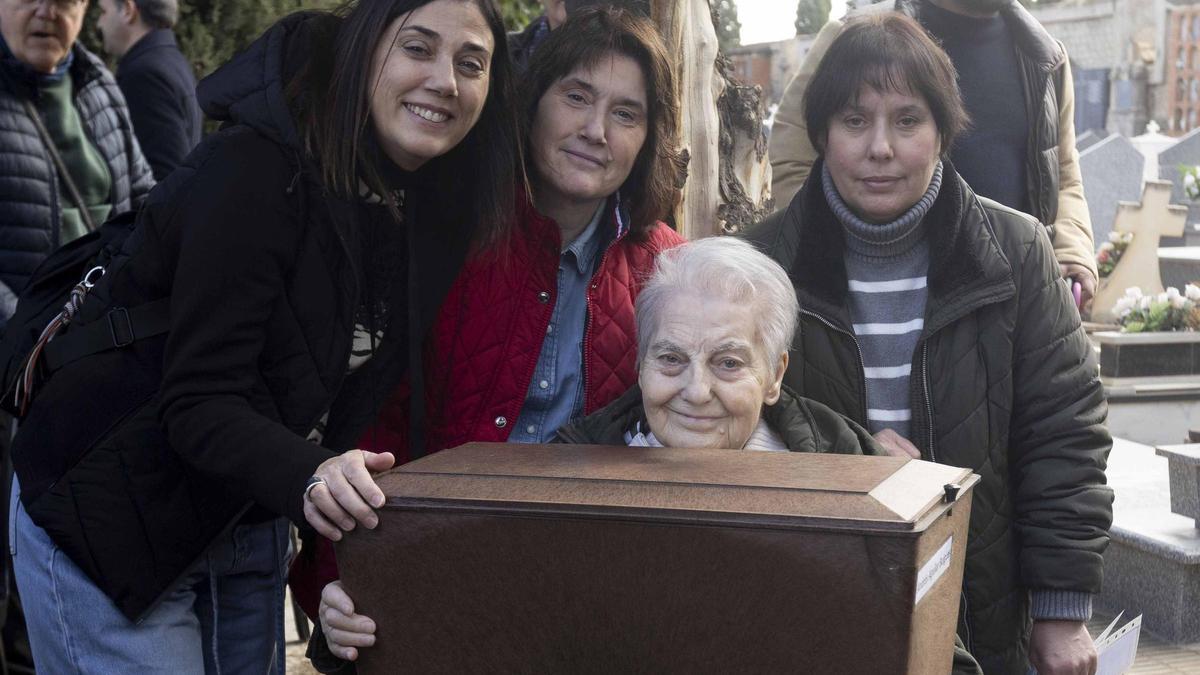 Acto de entrega de restos de ocho represaliados del franquismo en el cementerio de Alicante