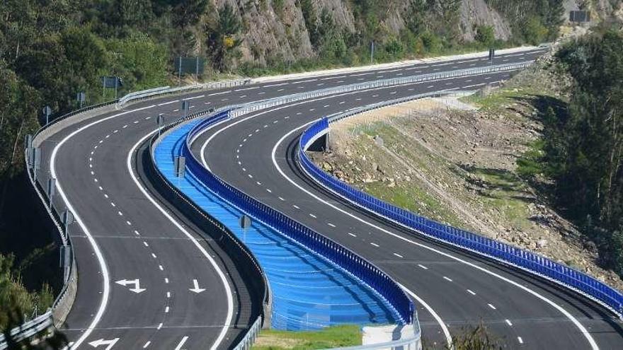 Red azul de protección en la mediana del viaducto da Mó en Meira. // G.N.