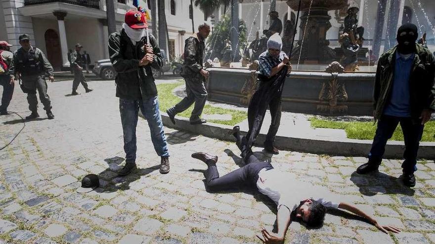 Un grupo de partidarios chavistas ataca la Asamblea venezolana, ayer. // Reuters