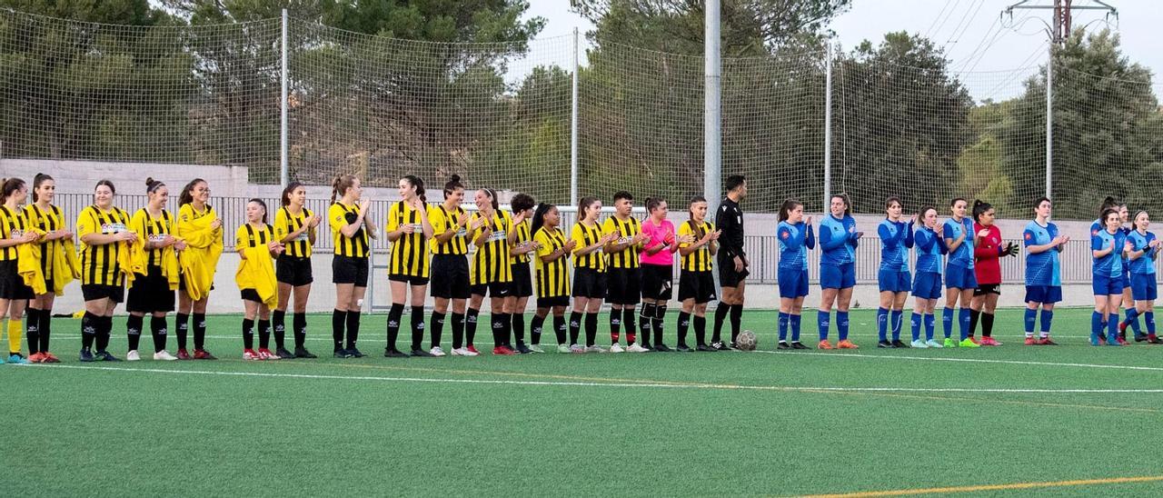 Les jugadores del CF Capellades i de la UE Calaf formen abans de l'inici del partit de màxima rivalitat