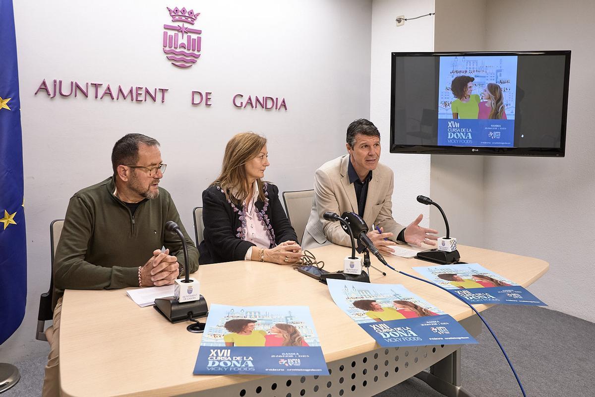 El presidente del CA Safor Teika, Vicent Boscà, con los concejales Jesús Naveiro y Maribel Codina. / Foto: Natxo Francés.