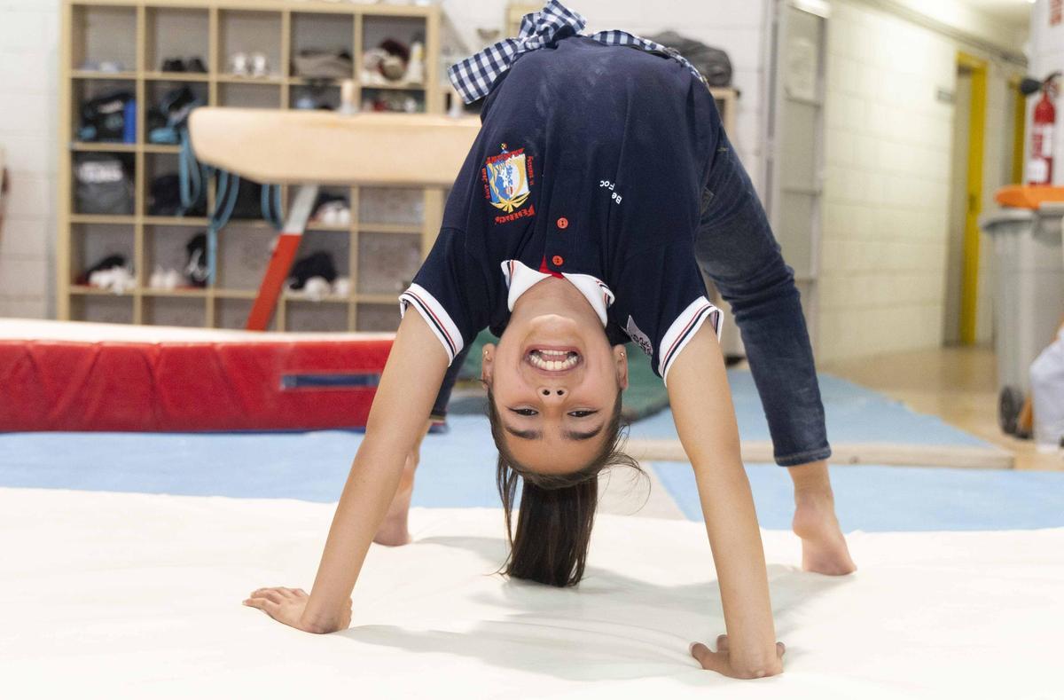 La Bellea del Foc infantil y sus damas de honor se atreven con la gimnasia deportiva
