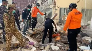 Un potente seísmo de 7,7 grados causa decenas de muertos en Indonesia