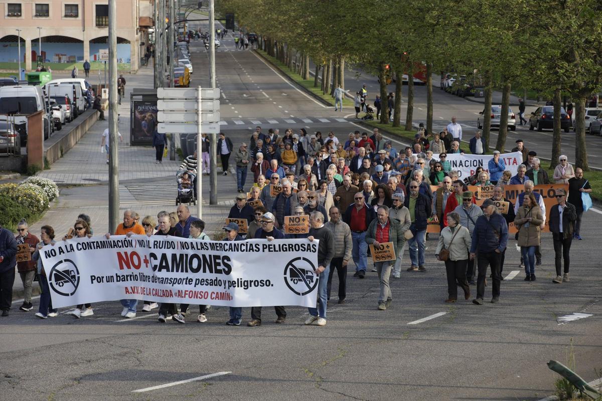 Nueva protesta vecinal en La Calzada contra el tráfico pesado (en imágenes)