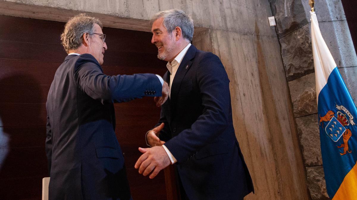 El líder del PP, Alberto Núñez Feijóo, y el presidente del Canarias, Fernando Clavijo, este martes.