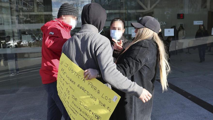 El adolescente víctima de la agresión, con sus padres y una mujer que le mostró su apoyo cuando compareció en los juzgados de Vigo.