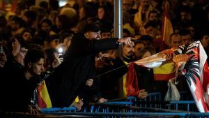 Decenas de manifestantes con banderas increpan a la policía, durante una manifestación contra la amnistía frente a la sede del PSOE en Ferraz.