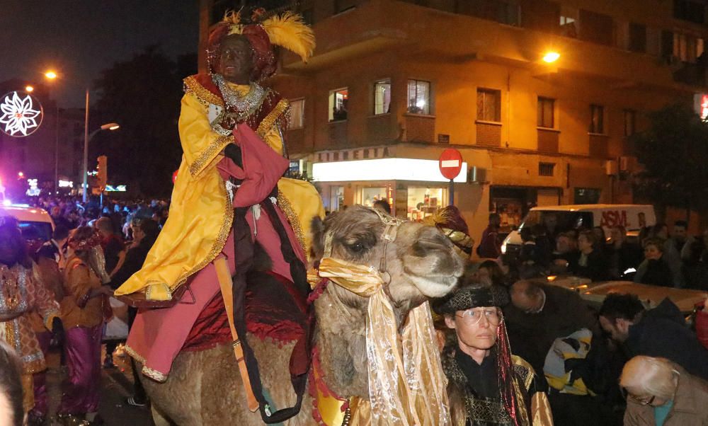 El distrito malagueño, como ya es tradición, adelanta el cortejo de sus majestades los Reyes Magos por las calles Fernández Fermina, Conde del Guadalhorce, Cruz del Humilladero o Camino de San Rafael.