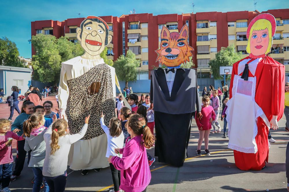 Los profesores recrean la tradición del pasacalles de La Charamita en el patio del Colegio Público Cuba durante las fiestas patronales