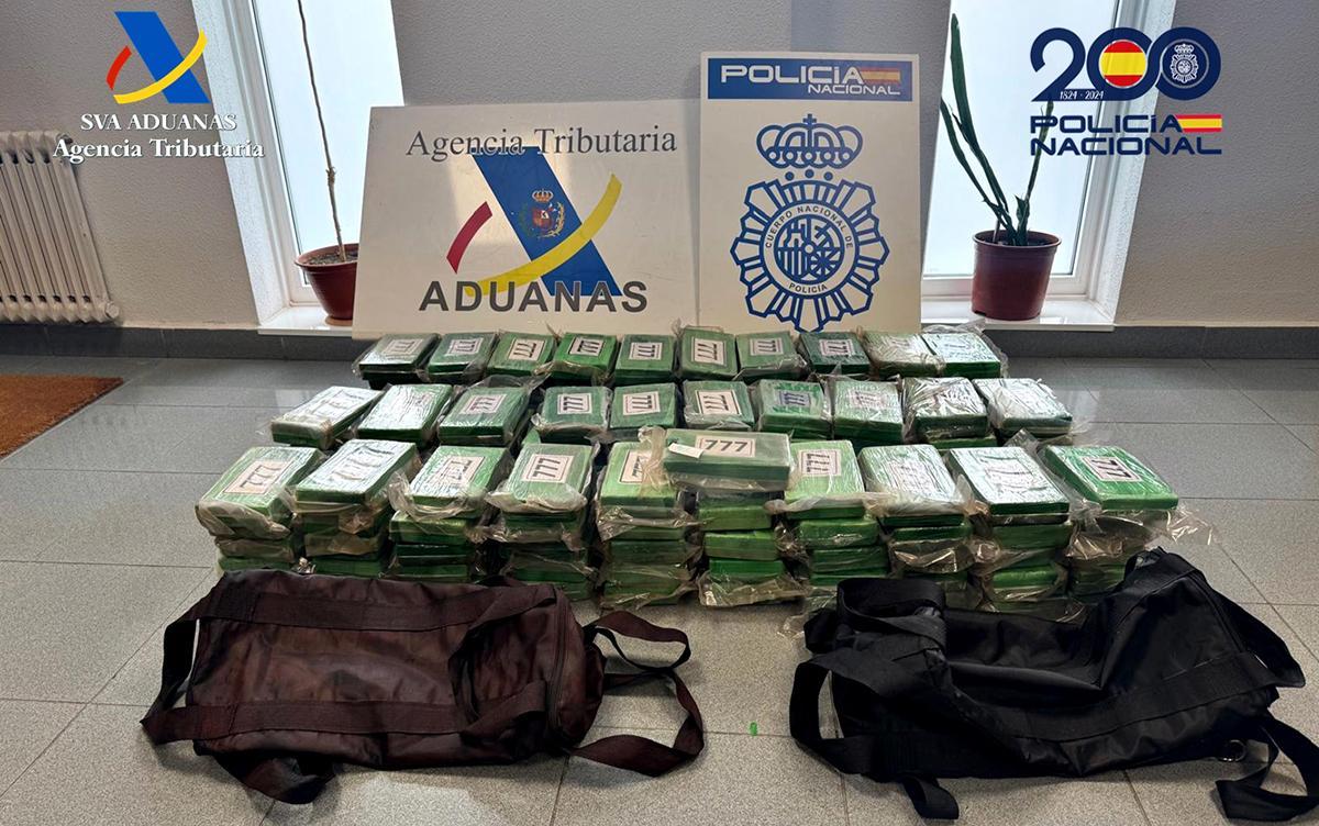 Los fardos de las droga, con dos de las bolsas en las que venía