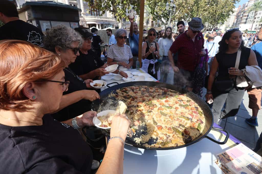 La plaza del Ayuntamiento de València se convierte en un gran restaurante al aire libre con el Tastarròs