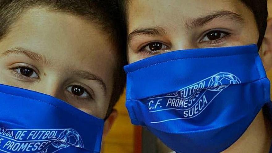 Dos jóvenes jugadores luciendo las mascarillas.