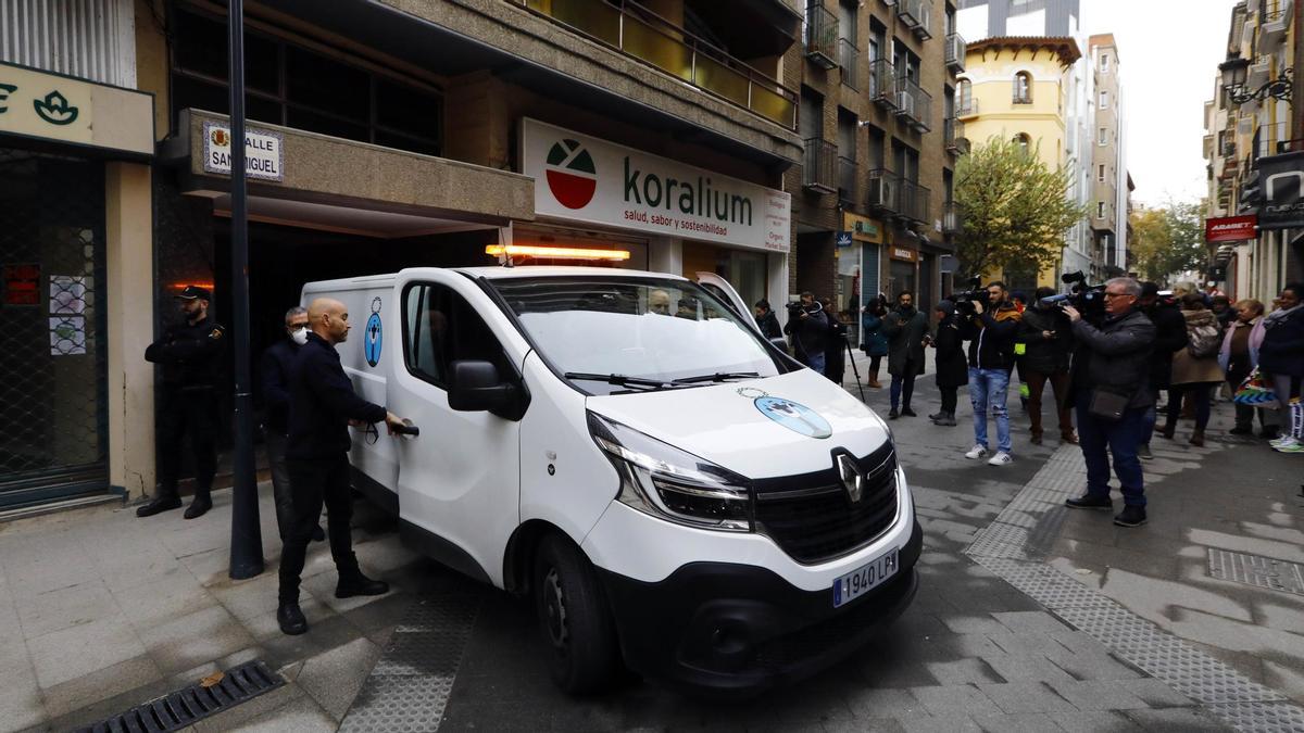 Levantamiento del cadáver de la mujer asesinada por su marido en Zaragoza.