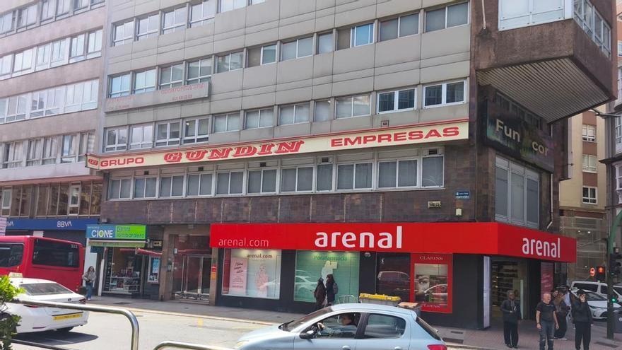 Así luce, una vez retirada las cerámicas del Deportivo, la fachada de su antigua oficina en la Plaza de Pontevedra
