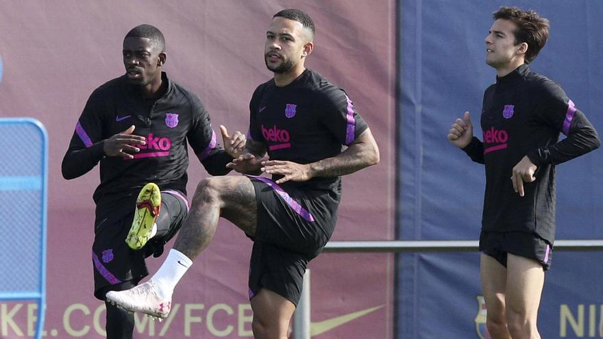 Dembelé, Memphis i Riqui Puig, d&#039;esquerra a dreta, en l&#039;entrenament d&#039;ahir a la Ciutat Esportiva Joan Gamper, previ al viatge a Kiev on el Barça juga avui contra el Dinamo en la quarta jornada de la Lliga de Campions