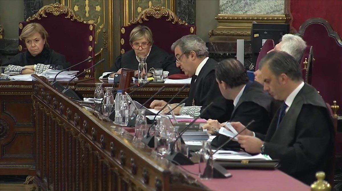 Los fiscales Javier Zaragoza y Fidel Cadena, junto al vicesecretario jurídico de Vox, Pedro Fernández, y el secretario general del partido, Javier Ortega Smith, durante la segunda jornada del juicio del ’procés’ en el Tribunal Supremo.