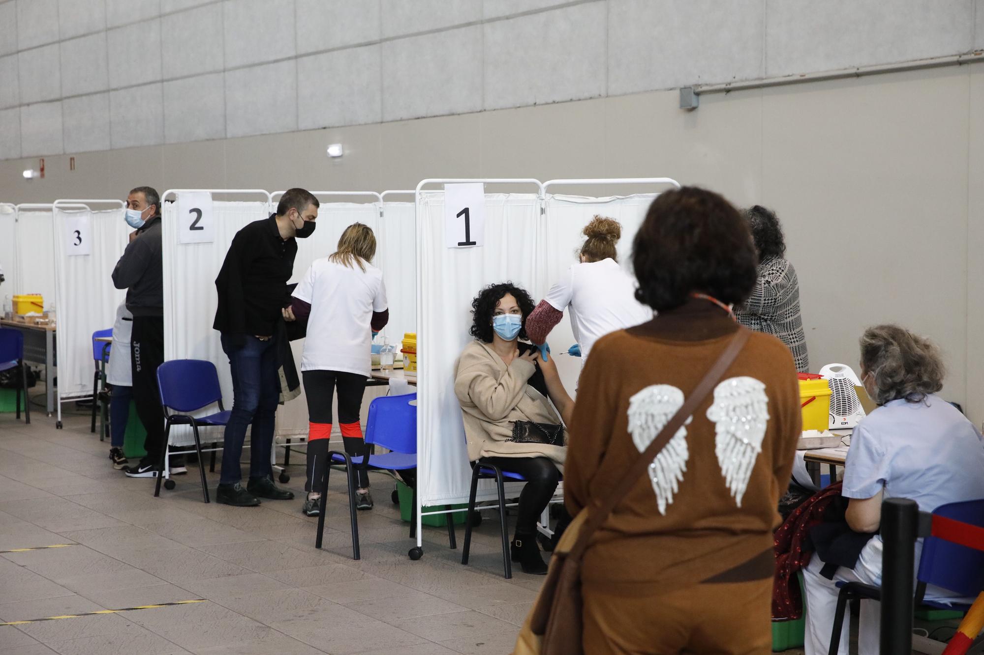 Tranquilidad y pocas aglomeraciones en la jornada especial de vacunación de refuerzo a los menores de 65 años en Gijón