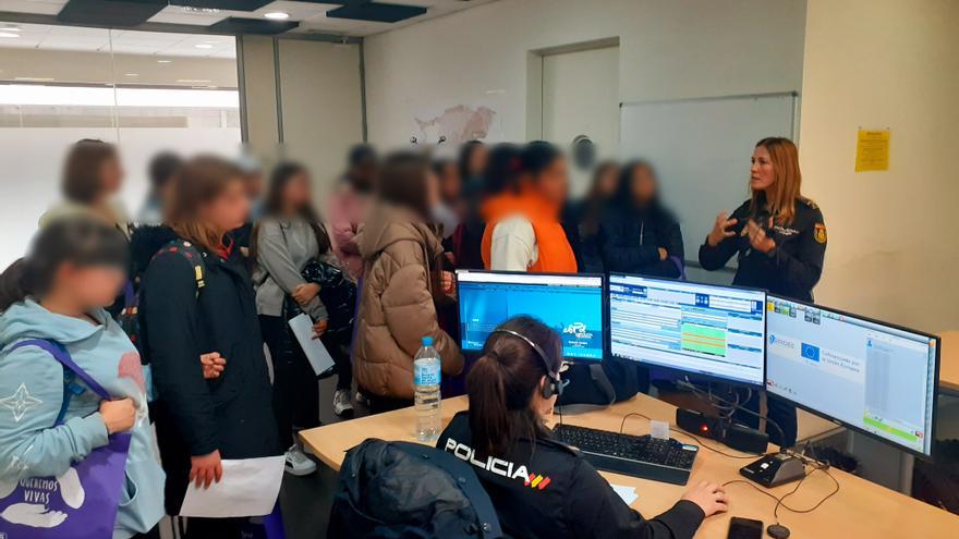 Cuarenta alumnas conocen el trabajo de las mujeres policías en la Comisaría de Alicante