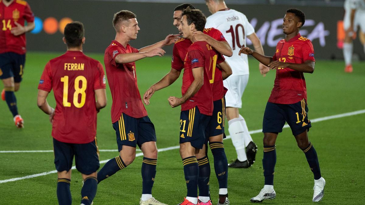 Dani Olmo, Ferran  y Fati felicitan a  Oyarzabal por el gol.