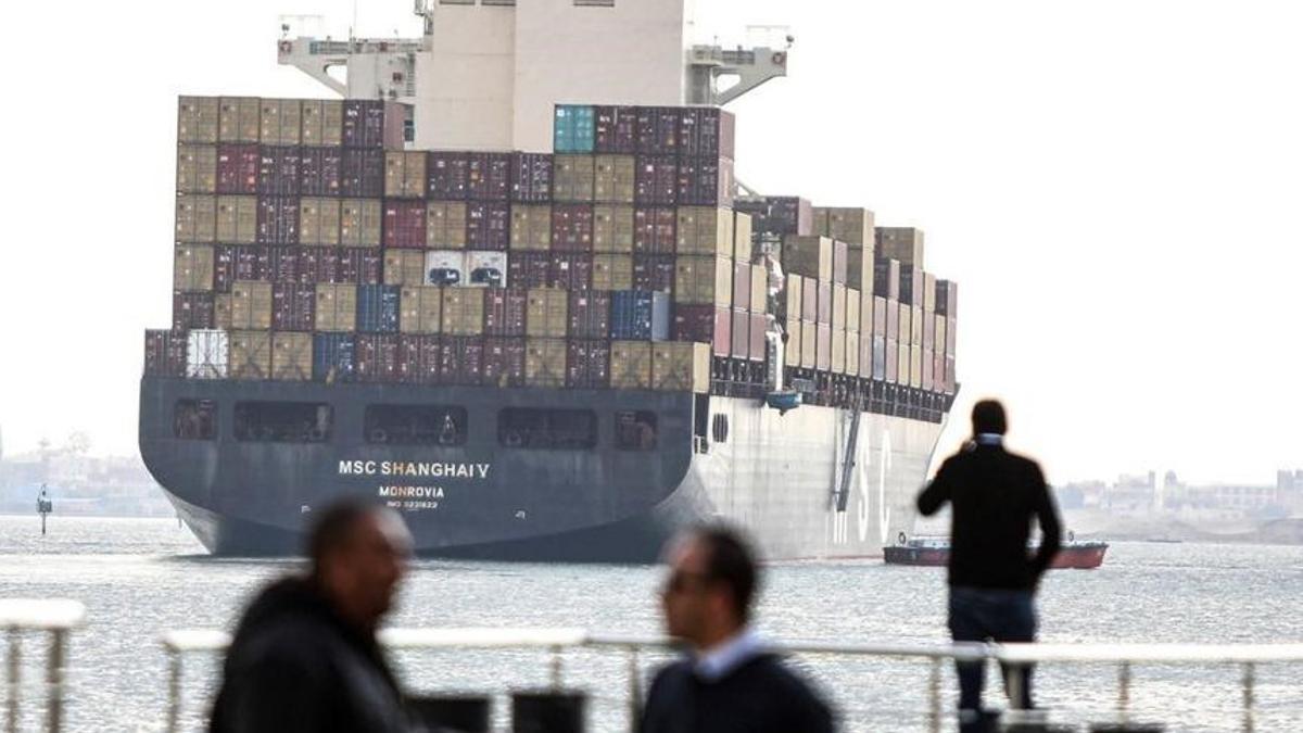 Un carguero marítimo, en tránsito.