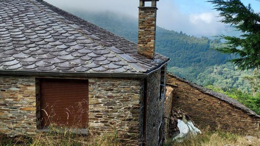 Detalles de pueblos deshabitados a la venta en Lugo (izquierda) y Ourense. /  ALDEAS ABANDONADAS