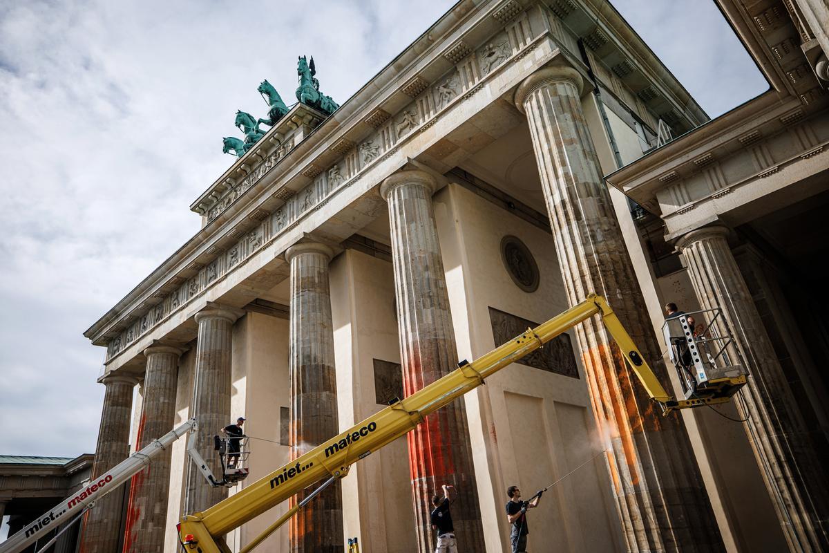 Berlín limpia la Puerta de Brandeburgo tras la protesta de activistas climáticos