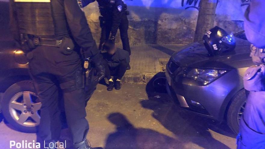 Agentes de la PolicÃ­a Local detienen al infractor tras su huida en el ciclomotor.