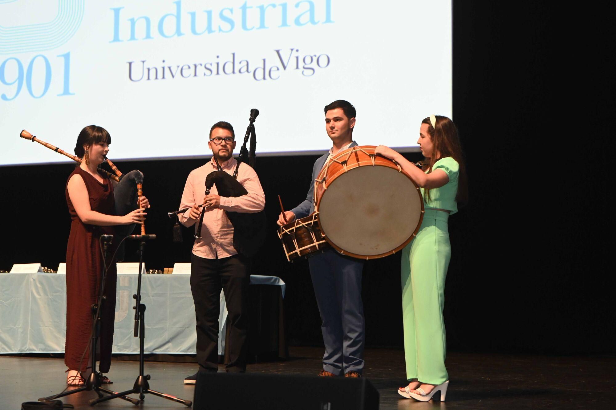 Graduación en el auditorio Mar de Vigo de la primera promoción de la Escuela de Ingeniería Industrial de los programas conjuntos de grado en Ingeniería Biomédica e Ingeniería en Electrónica Industrial y Automática, en Ingeniería Biomédica e Ingeniería Mecánica, y en Ingeniería en Electrónica Industrial y Automática e Ingeniería Mecánica.. Ingeniería.