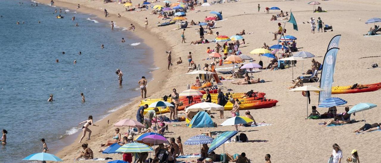 Bañistas en Platja d’Aro, en Girona.