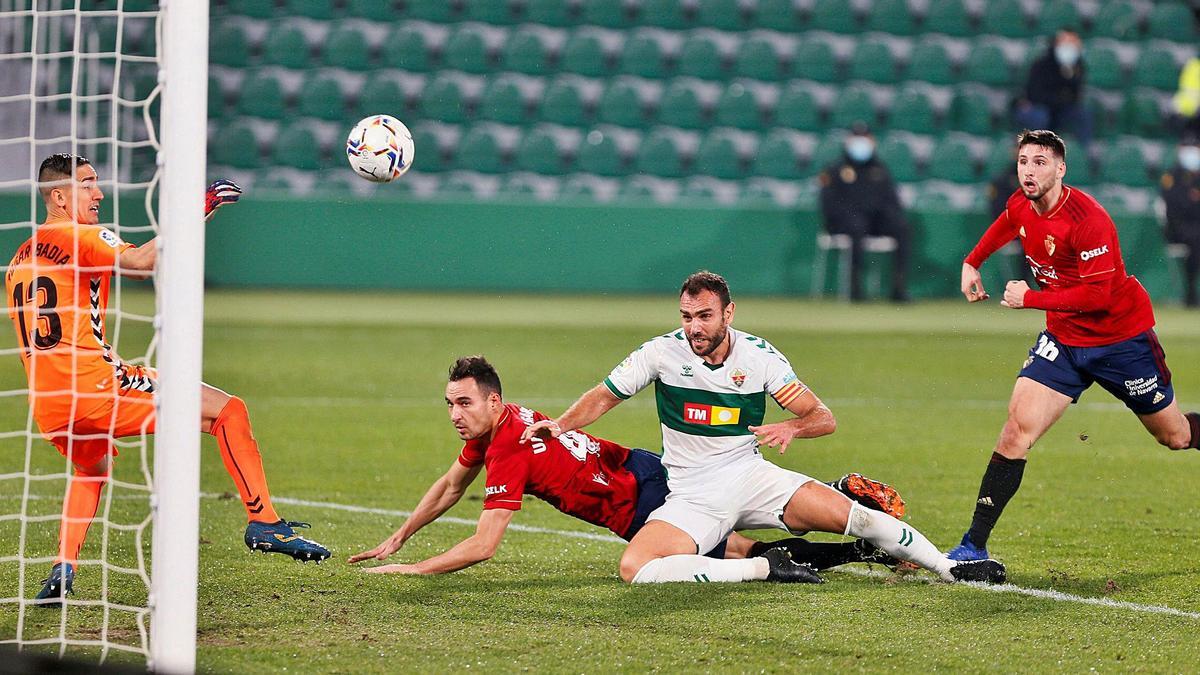 Gonzalo Verdú defendiendo una acción de Calleri.