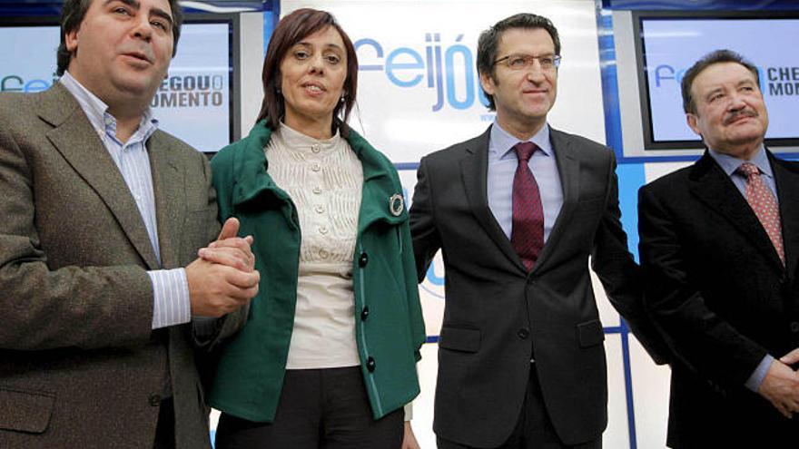 Carlos Negreira, Raquel Arias, Núñez Feijóo y Luis Carrera, ayer en la sede compostelana del PP. / lavandeira jr.