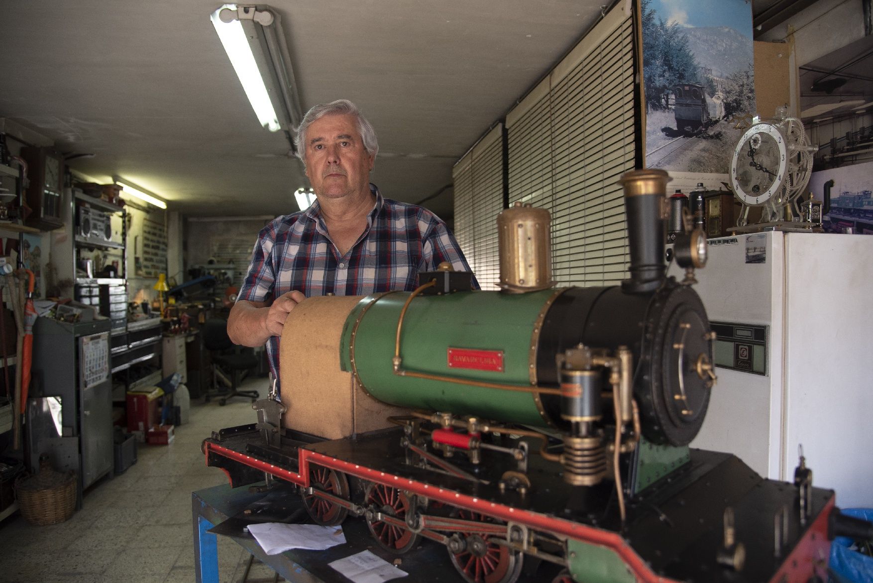 La passió per la mecànica porta un navarclí a reproduir trens i tractors a petita escala