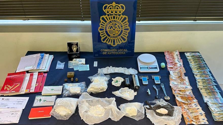 En los tres registros, la Policía intervino 310 gramos de cocaína, 390 gramos de ketamina, 350 gramos de MDMA, 160 gramos de speed y 70 de hachís.