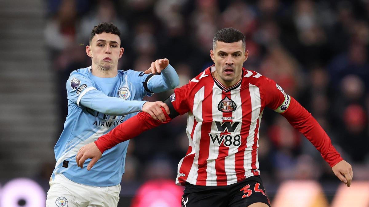 Foden lucha por un balón con Xhaka