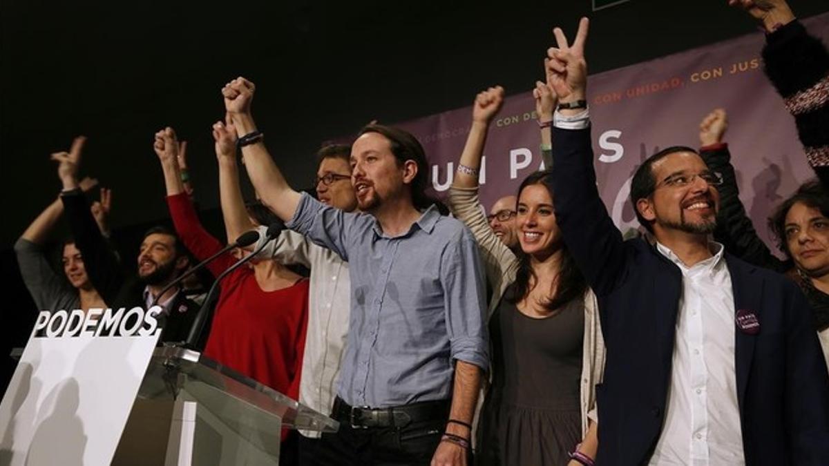 Pablo Iglesias celebra con su equipo los resultados de las elecciones.