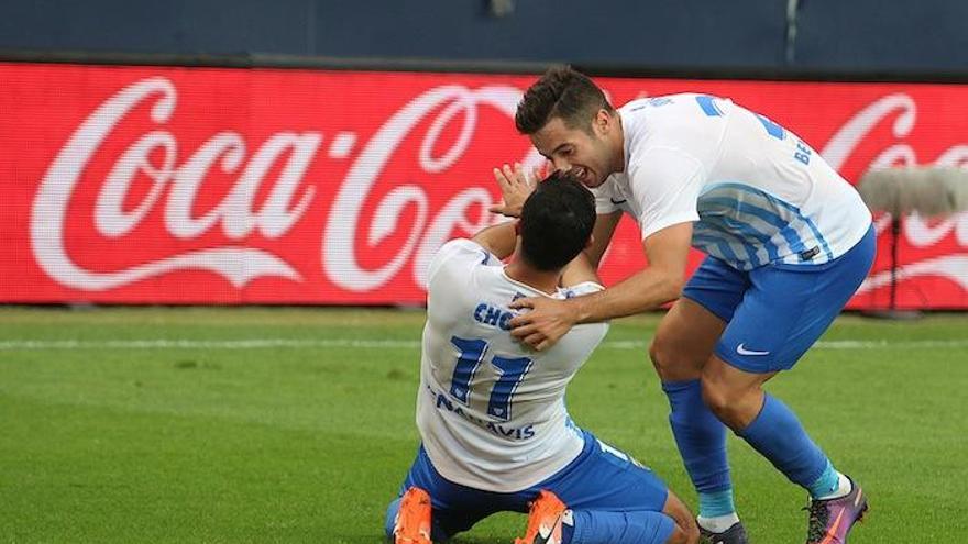 Chory Castro y Jony celebran uno de los goles del pasado domingo en La Rosaleda, donde se desató la euforia goleadora.