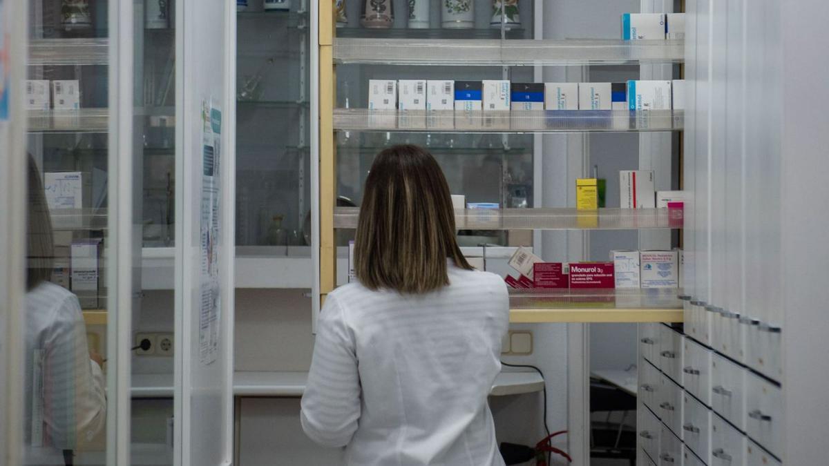 Una profesional, en una farmacia coruñesa.