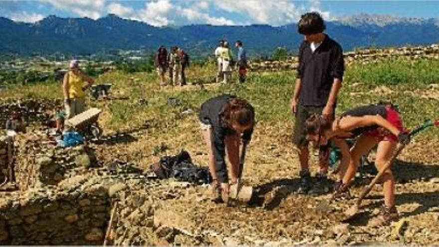 Els equips d&#039;arqueòlegs de la UAB, ahir, treballant ja sobre les restes del jaciment del Castellot de Bolvir