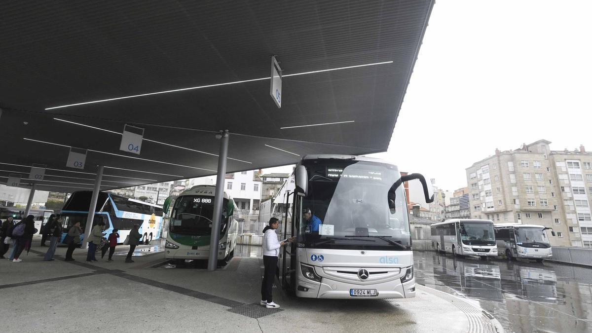 Autobuses en la estación intermodal de Urzáiz junto al complejo de Vialia Vigo.