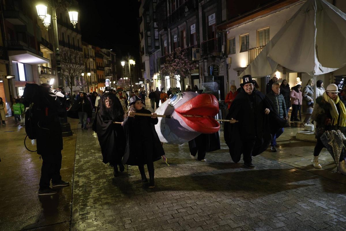 EN IMÁGENES: el entierro y quema de la sardina pone fin al multitudinario Antroxu de Avilés